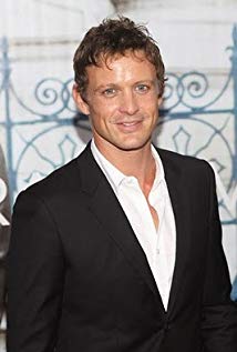 How tall is David Lyons?